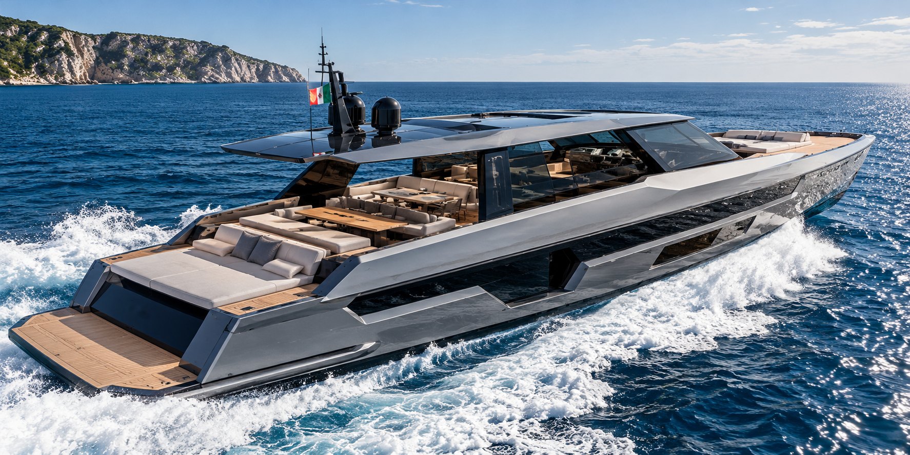 Iaht sport cu hardtop, navigând în larg